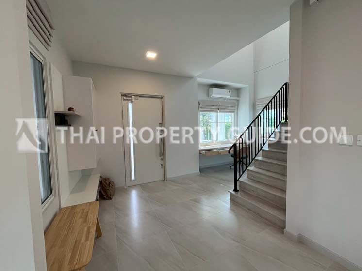 House with Shared Pool in Bangnatrad 
